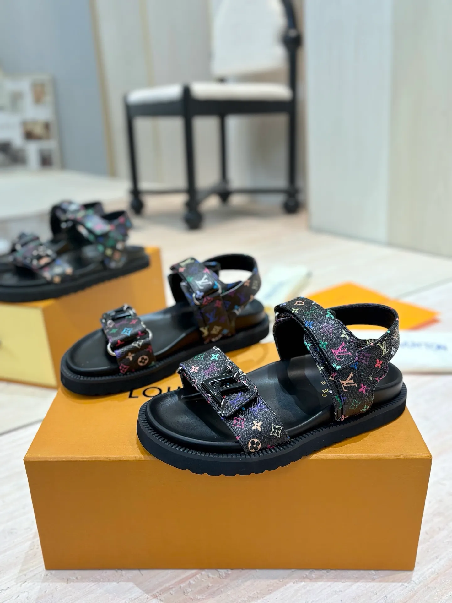 👟👟Ex-factory price 460👟👟 LV 2025 spring and summer new products 🥰 Popular LV donkey brand counters Embossed logo embossed sandals This Pool Pillow Comfort flat sandals are made of technical fabrics and use high-frequency embossing technology to reinterpret the Monogram pattern. Soft padded upper with adjustable Velcro, comfortable and tough insole adds harmonious colors 👍New hard goods, purchasing agent level! Full of high-end feel! A popular model among bloggers at home and abroad, it’s retro and fashionable and looks amazing on your feet! The official website's main recommendation 👍👍 ✅ Upper: waterproof special original fabric ✅ Inner lining: imported mixed sheepskin ✅ Outsole: original molded foam outsole ✅ Number of sizes: women's size 35-45 (women's size 41 men's 38.45, custom-made, non-refundable) ✅ Packaging: full set of drawer boxes ​